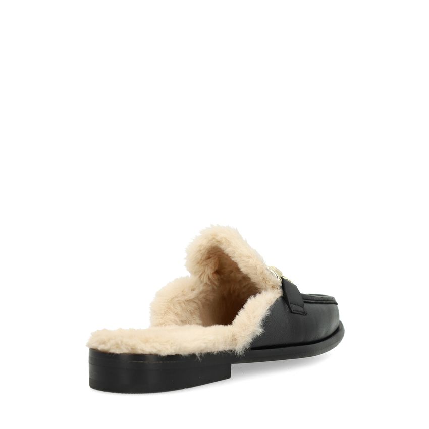Schwarze Leder-Loafer mit goldfarbener Kette