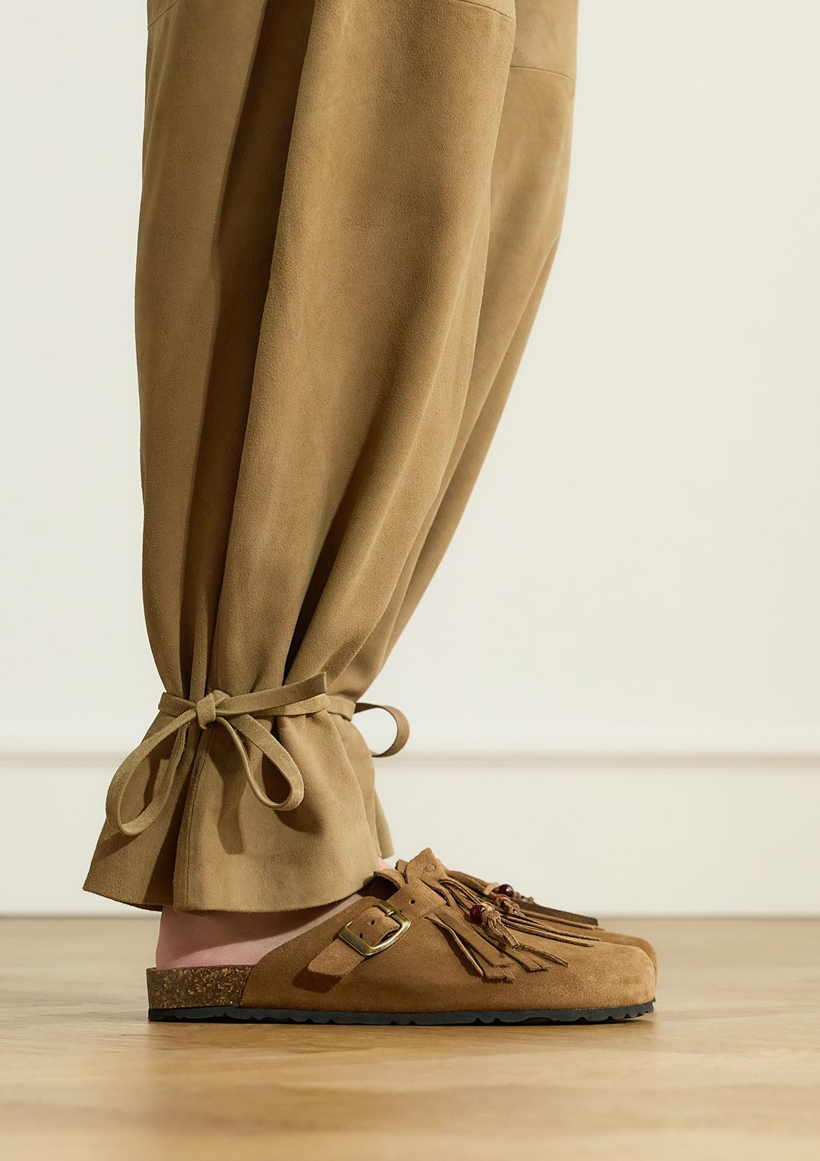 Braune Veloursleder-Clogs mit Fransen