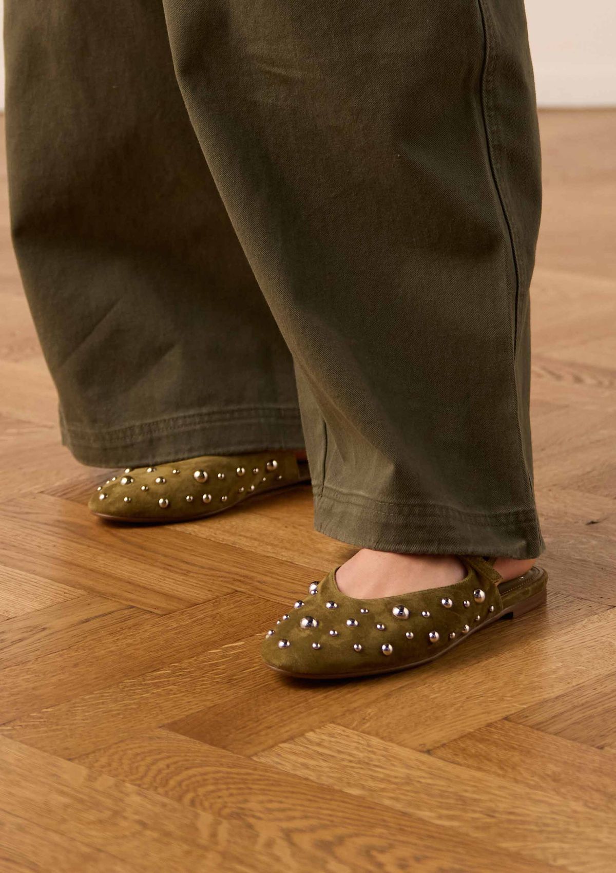 Grüne Veloursleder-Slingbacks mit silberfarbenen Nieten