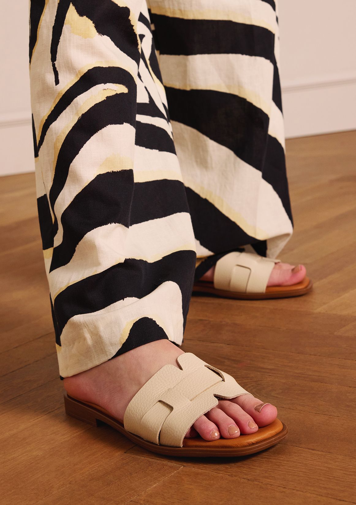 Weiße Ledersandalen