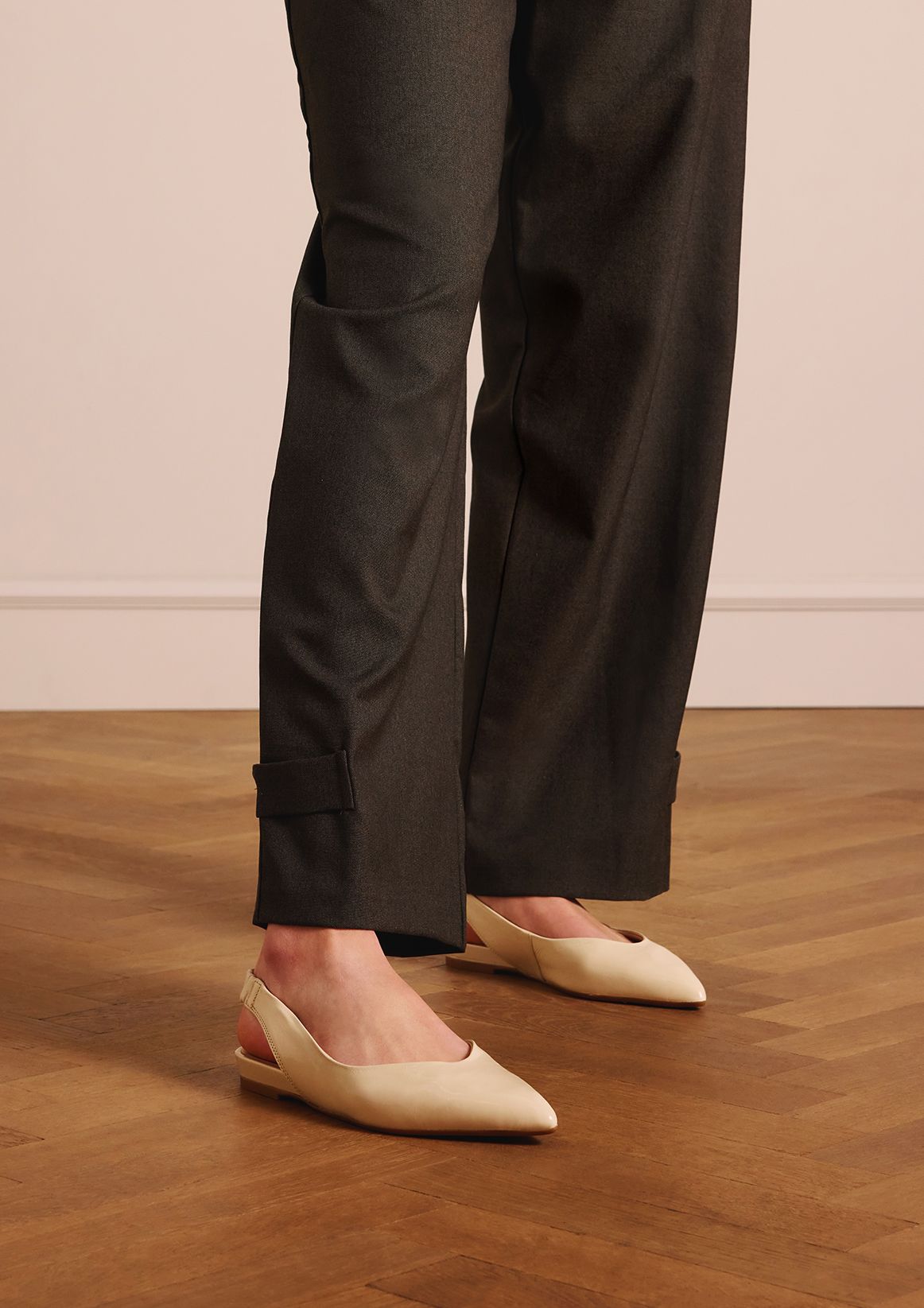Off white glanzende leren slingbacks