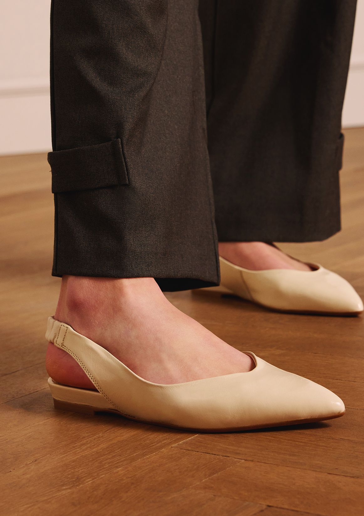 Off white glanzende leren slingbacks