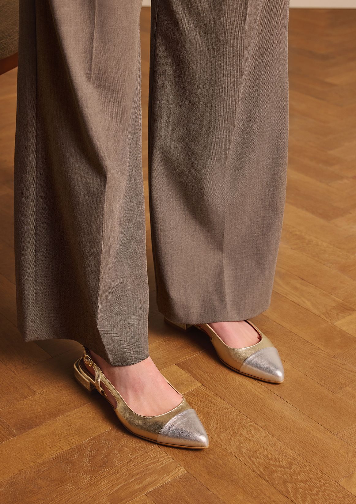 Gouden leren slingbacks met zilverkleurig detail