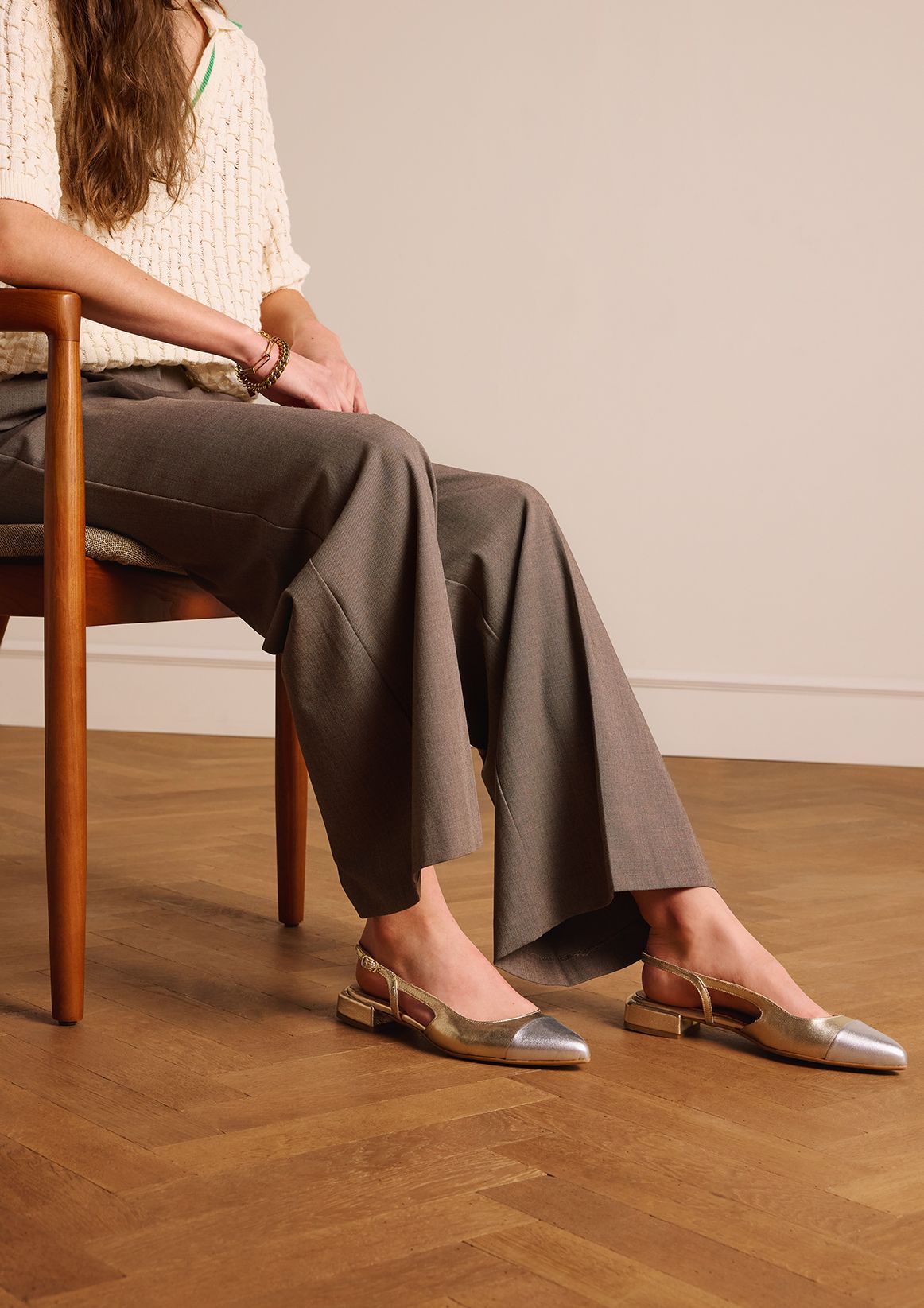 Goldfarbene Leder-Slingbacks mit silberfarbenem Detail