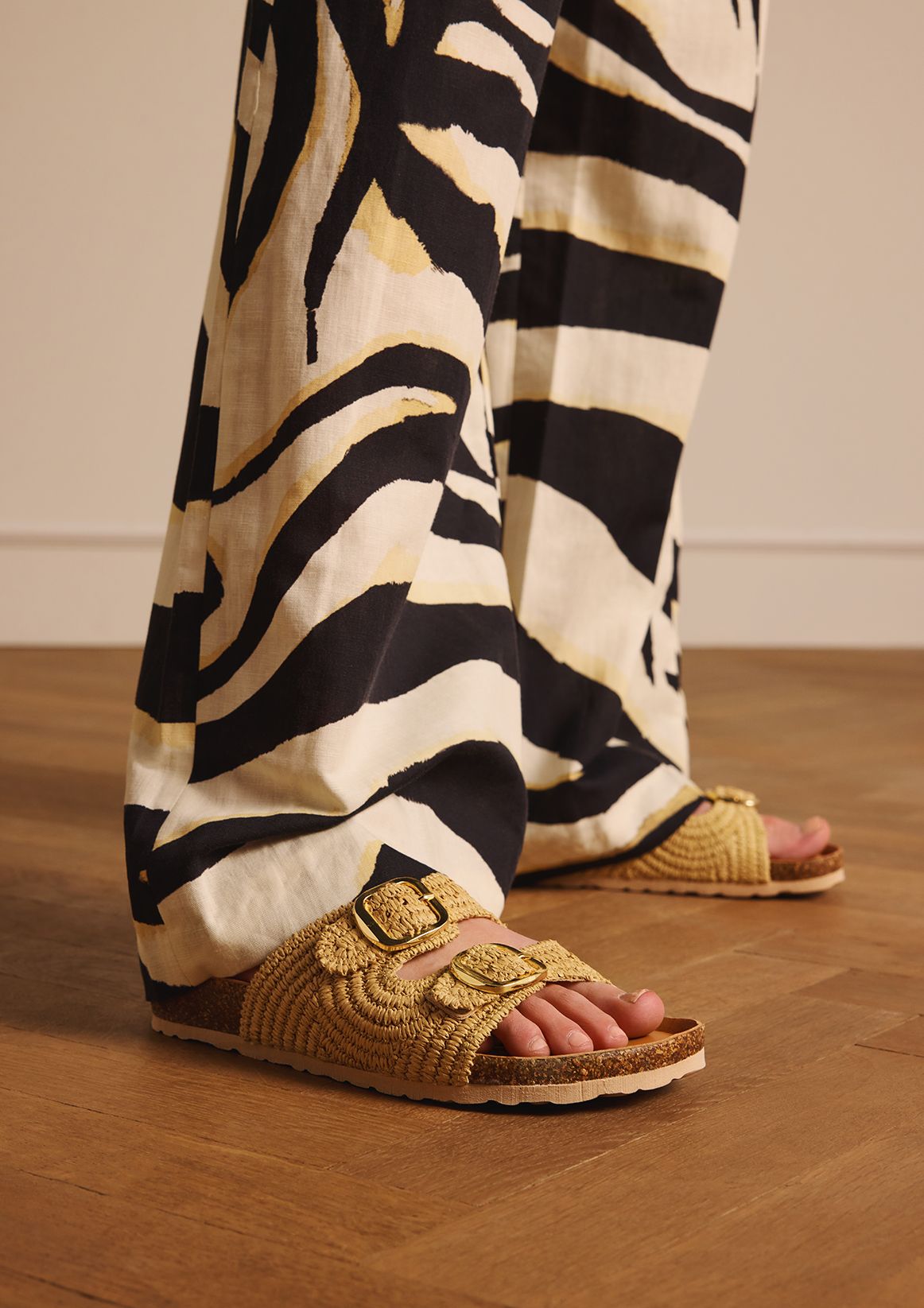 Beige raffia slippers