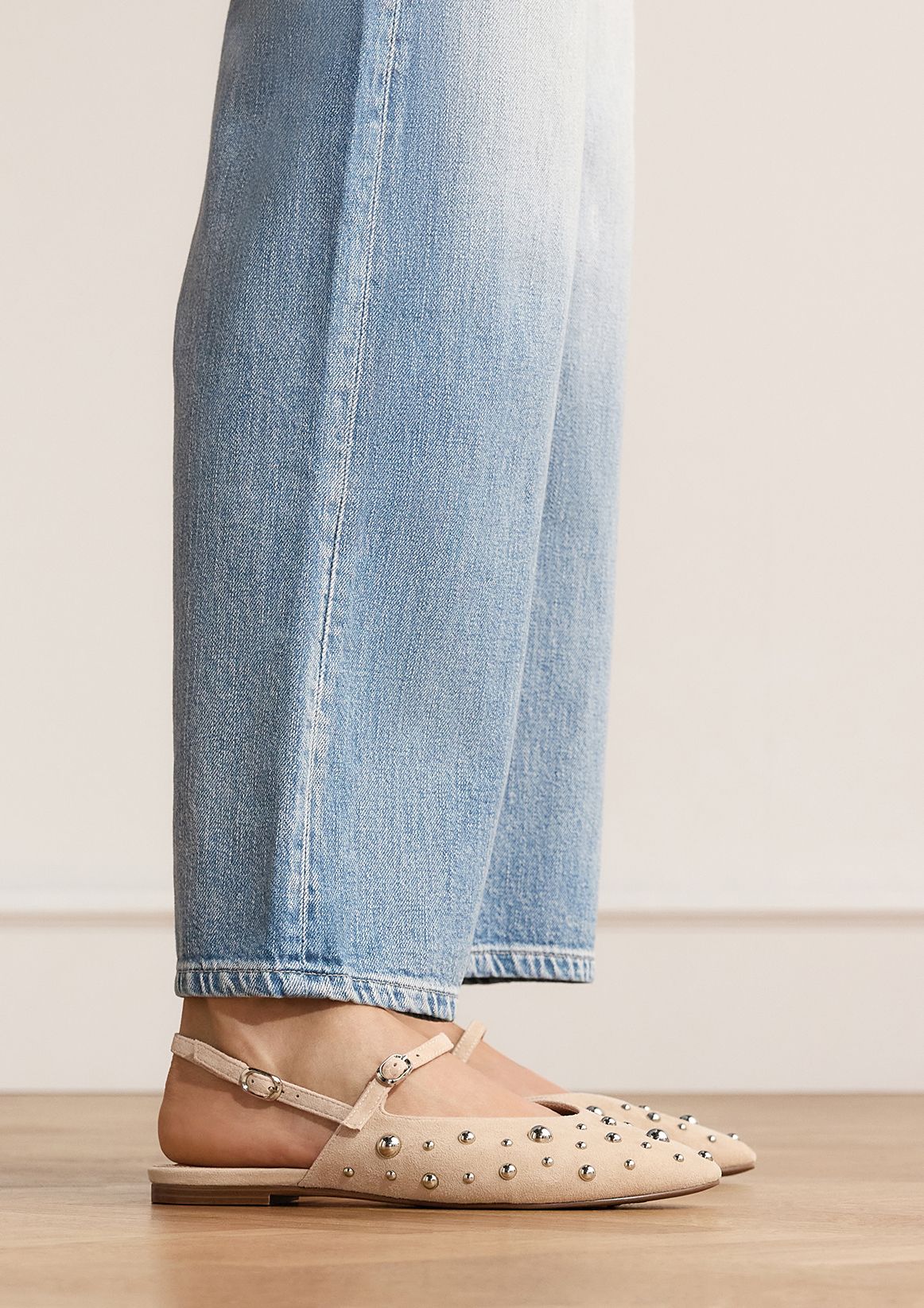 Beige suède slingbacks met zilveren studs