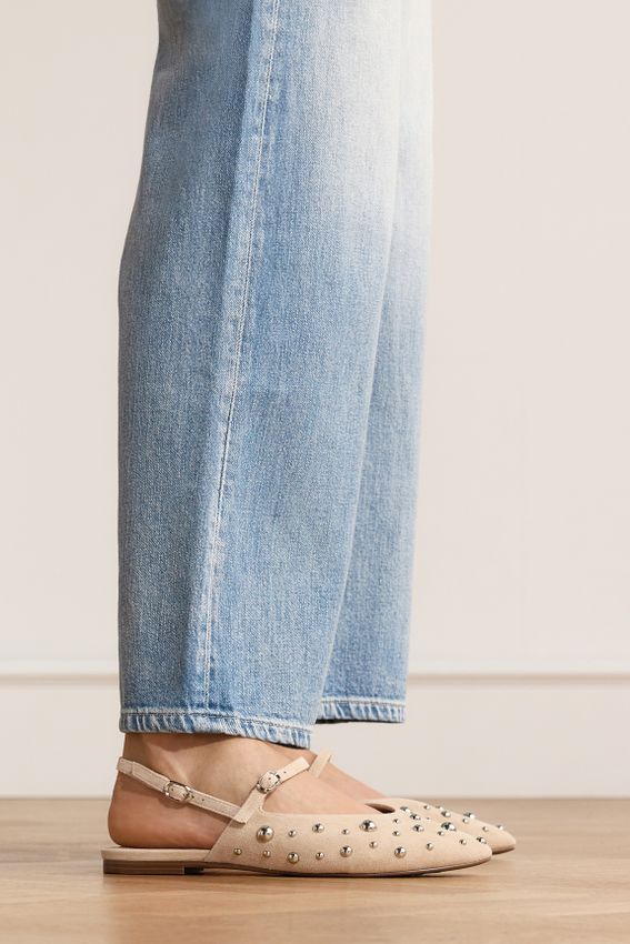 Beigefarbene Veloursleder-Slingbacks mit silberfarbenen Nieten