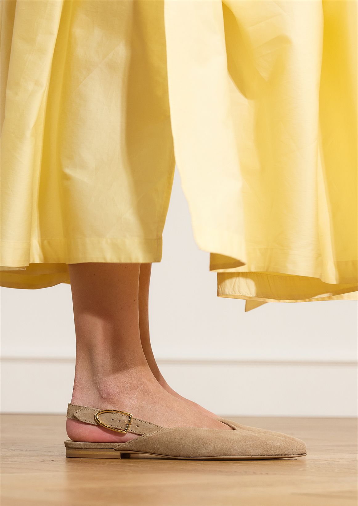 Taupefarbene Slingbacks aus Veloursleder