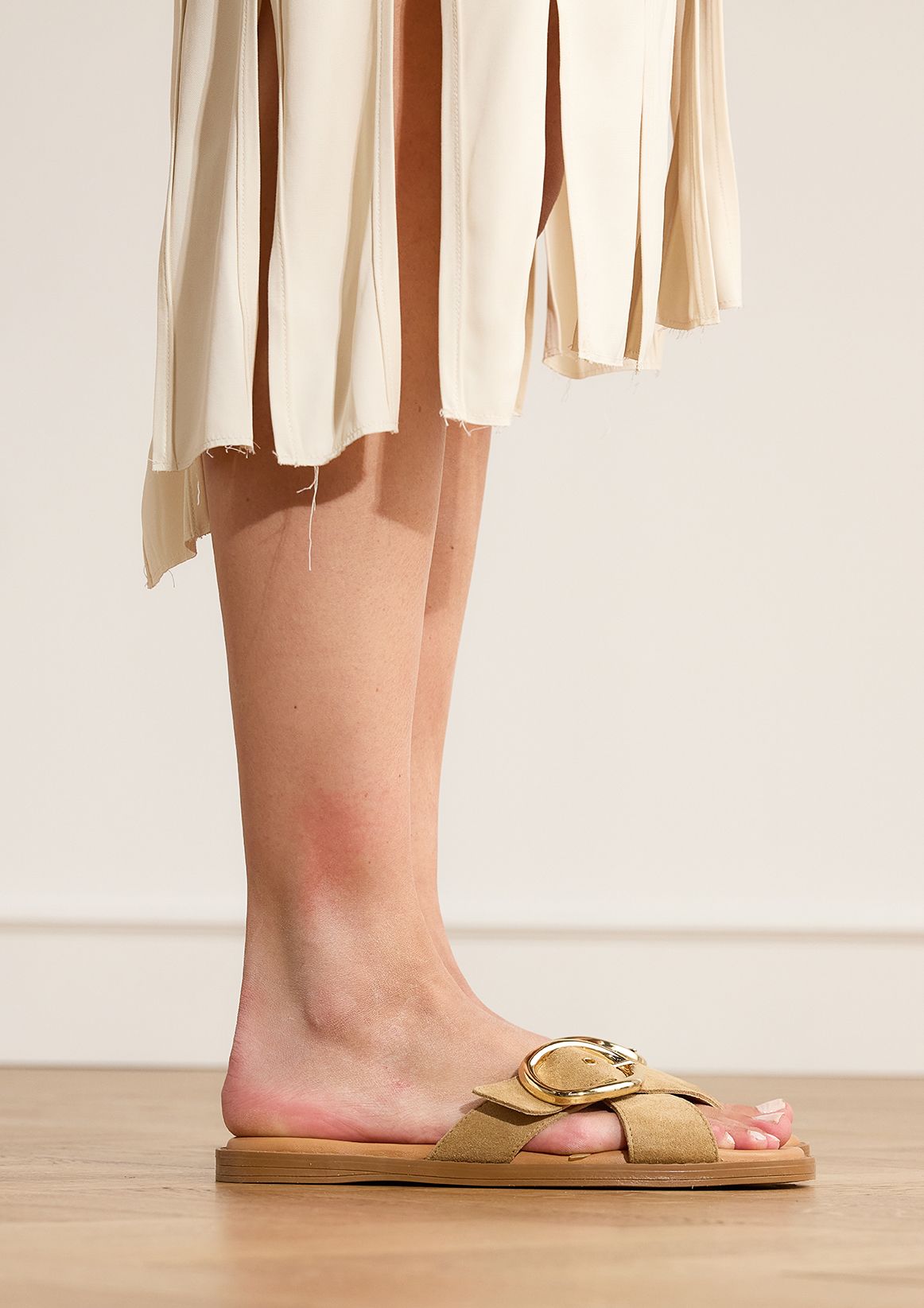 Beigefarbene Veloursleder-Sandalen mit Schnalle