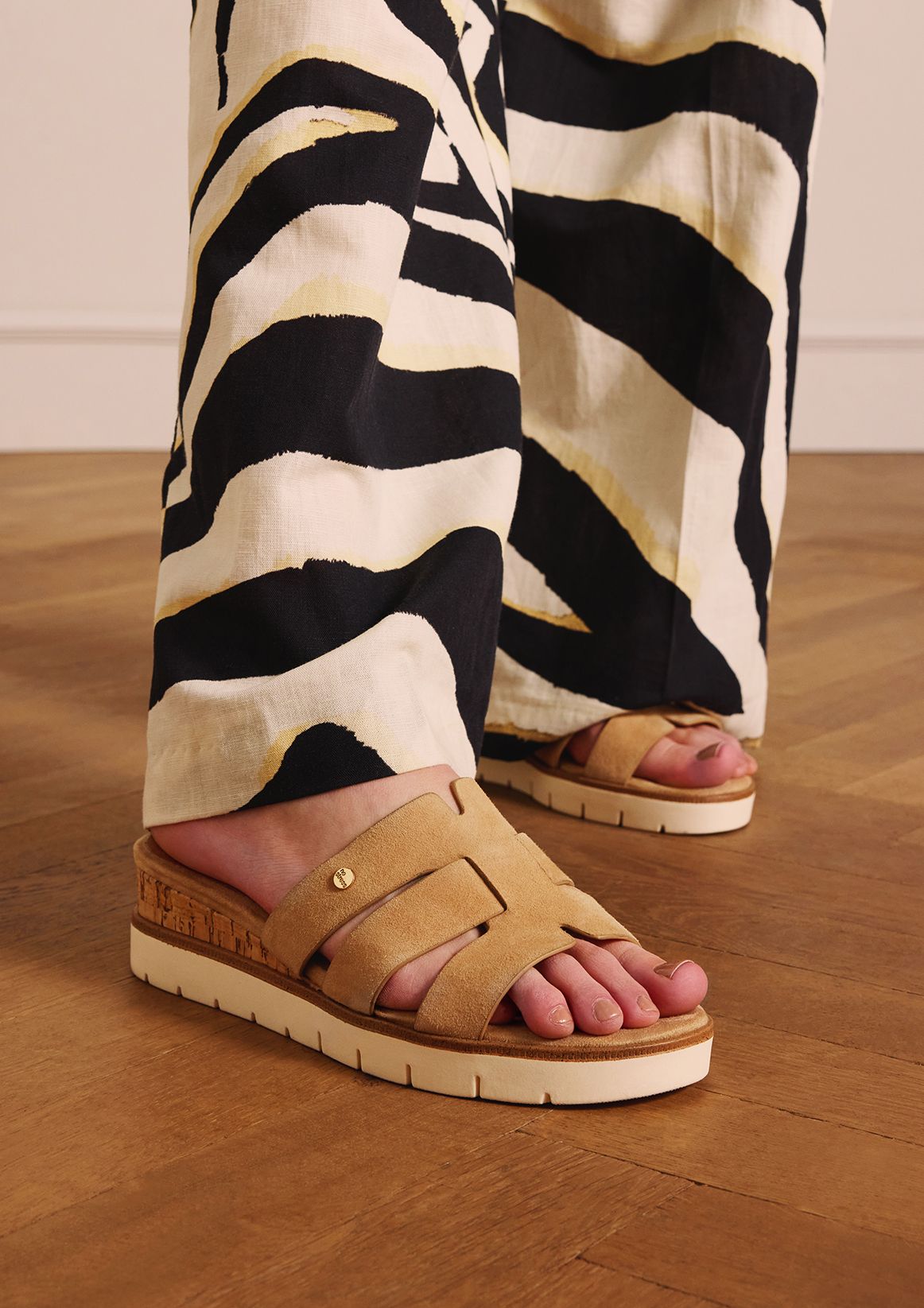 Beigefarbene Veloursleder-Sandaletten
