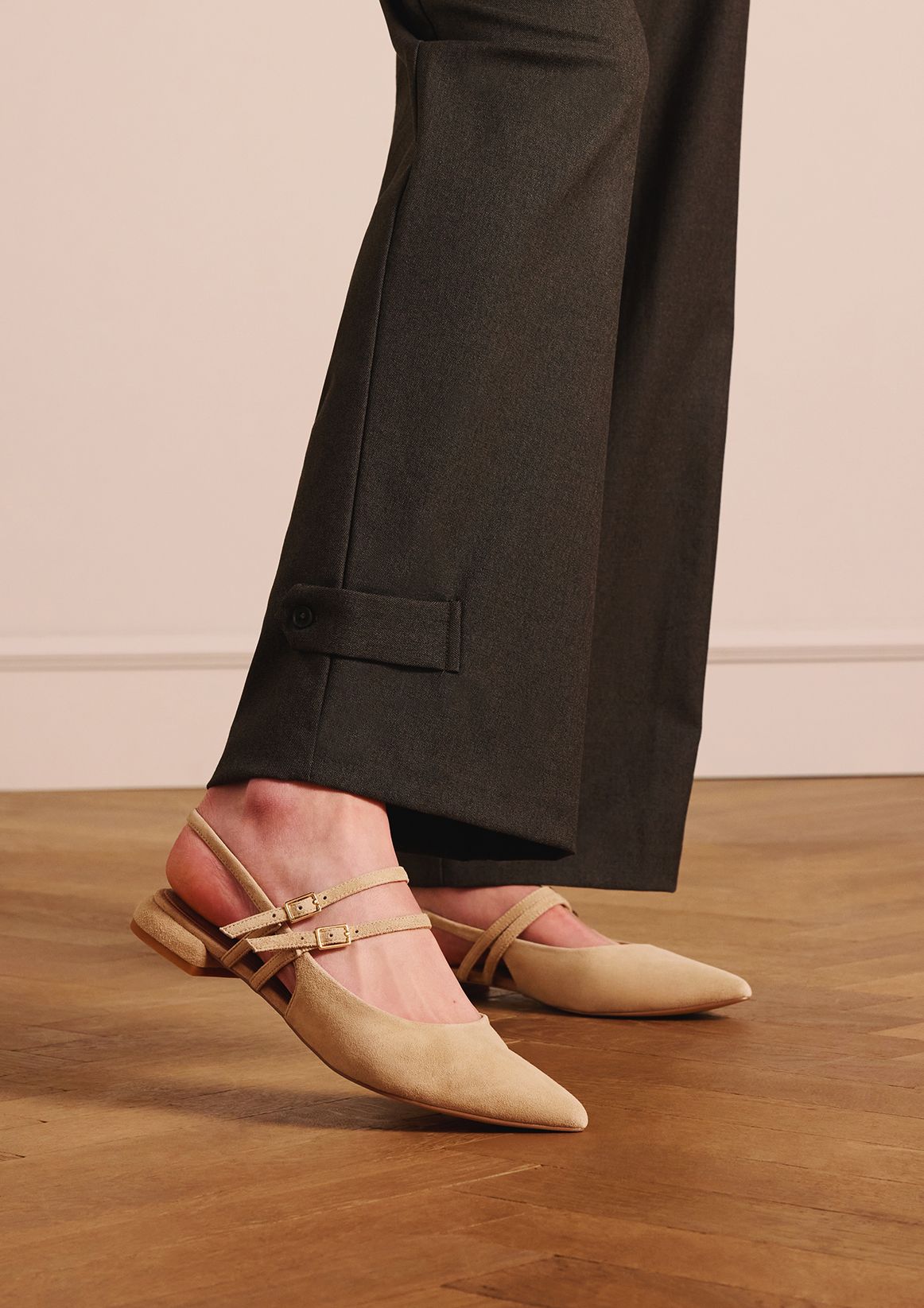 Beigefarbene Veloursleder-Slingbacks mit doppeltem Riemchen