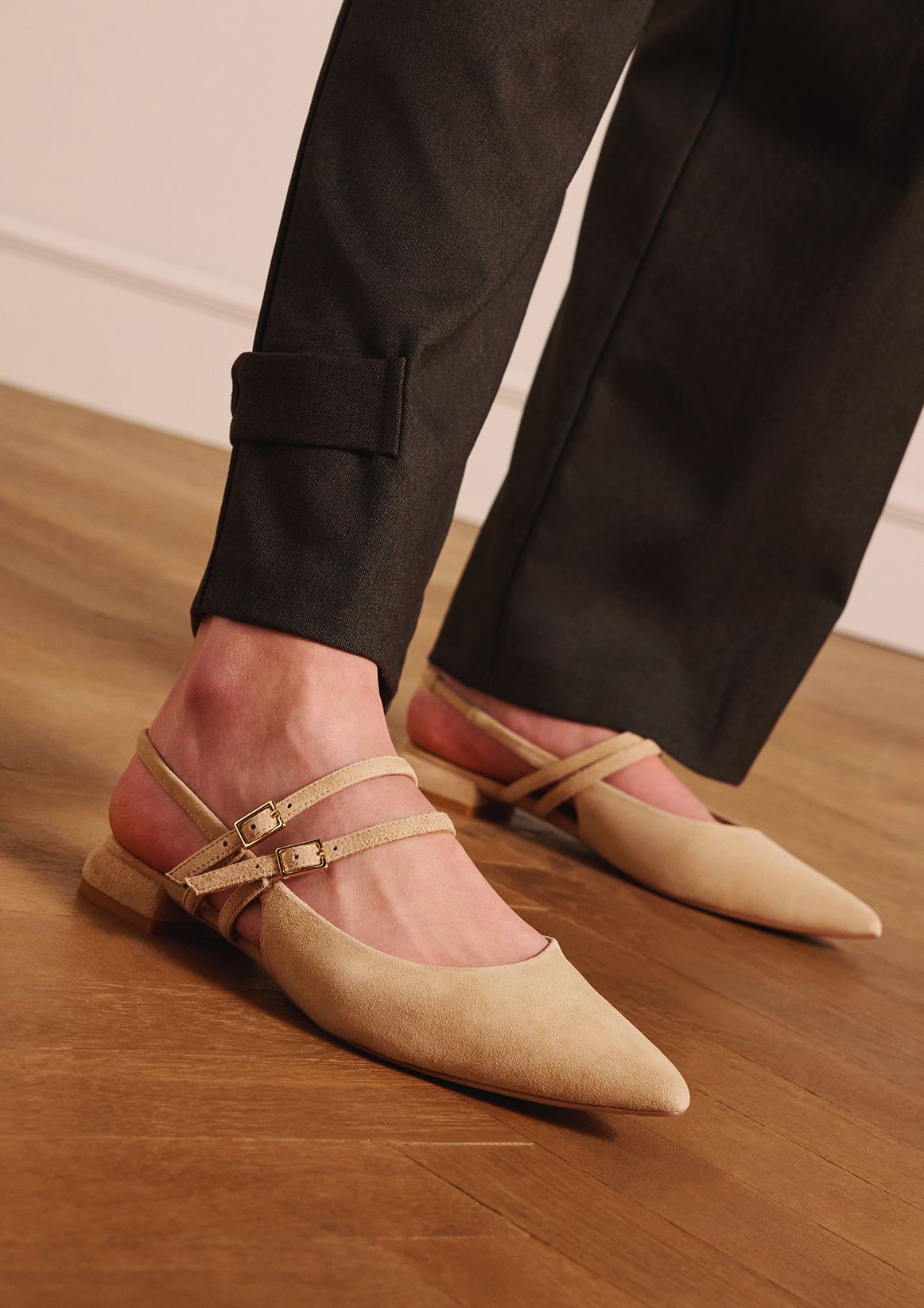 Beigefarbene Veloursleder-Slingbacks mit doppeltem Riemchen