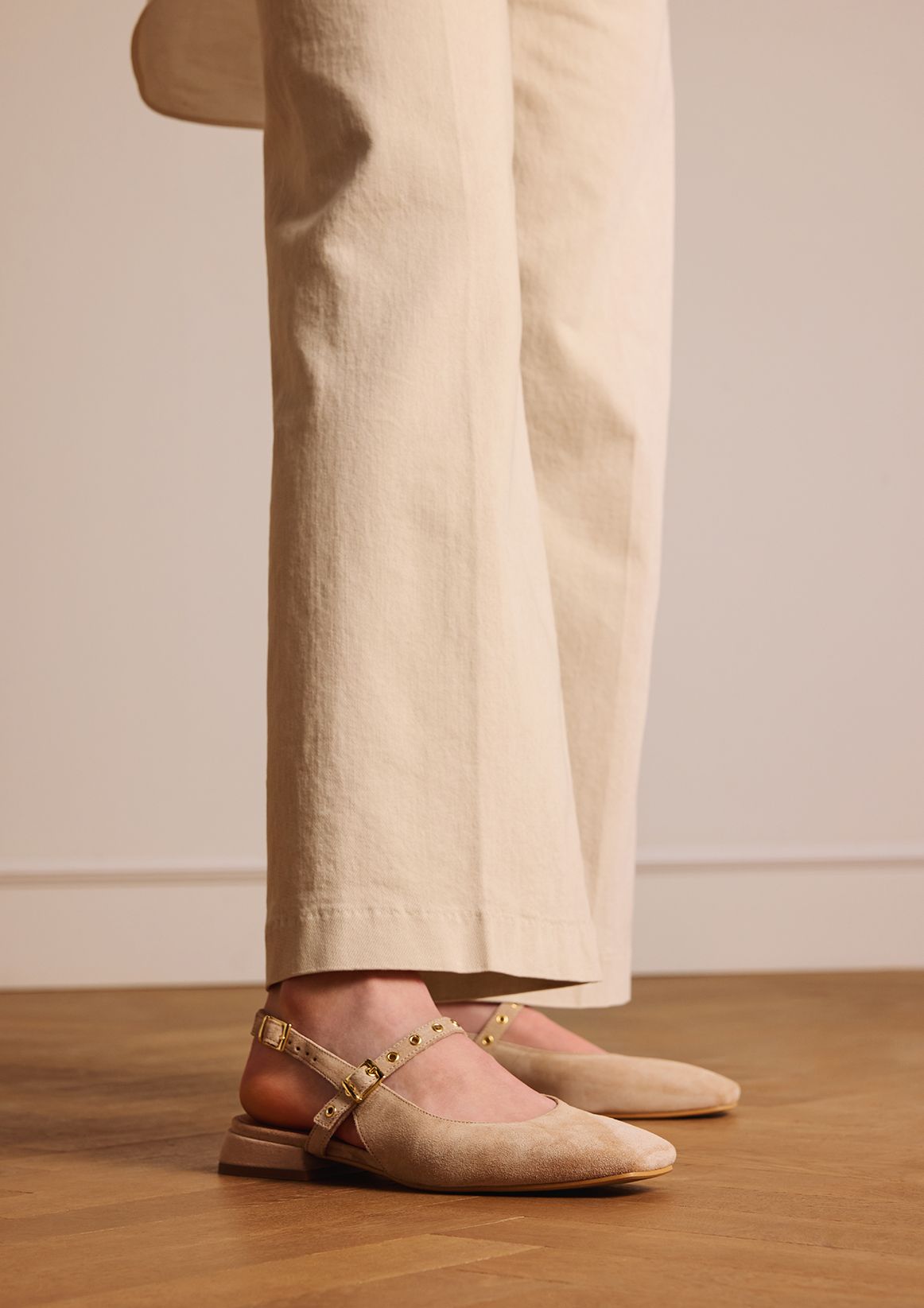 Beige suède slingbacks