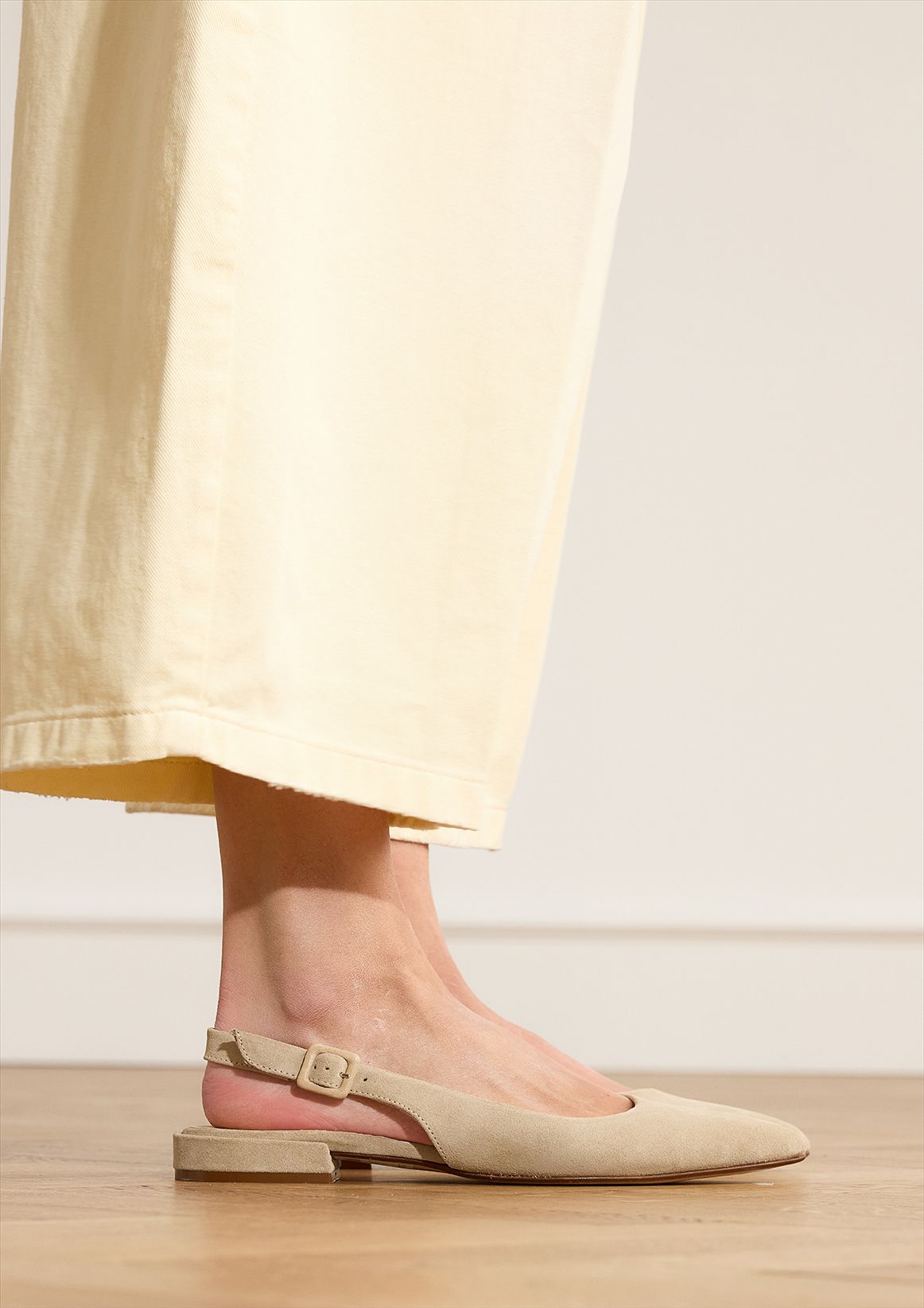 Beige suède slingbacks