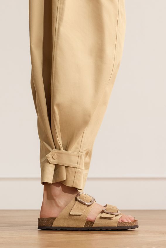 Beige suède slippers met gesp