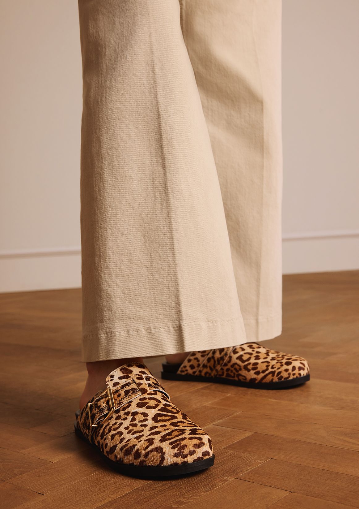 Leopard clogs met ponyhair
