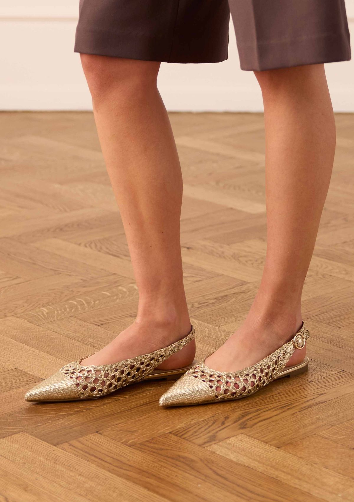 Goldfarbene Slingbacks in Flecht-Optik