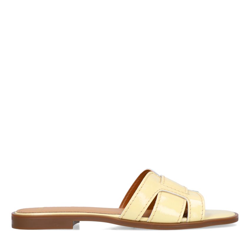 Gele lakleren slippers