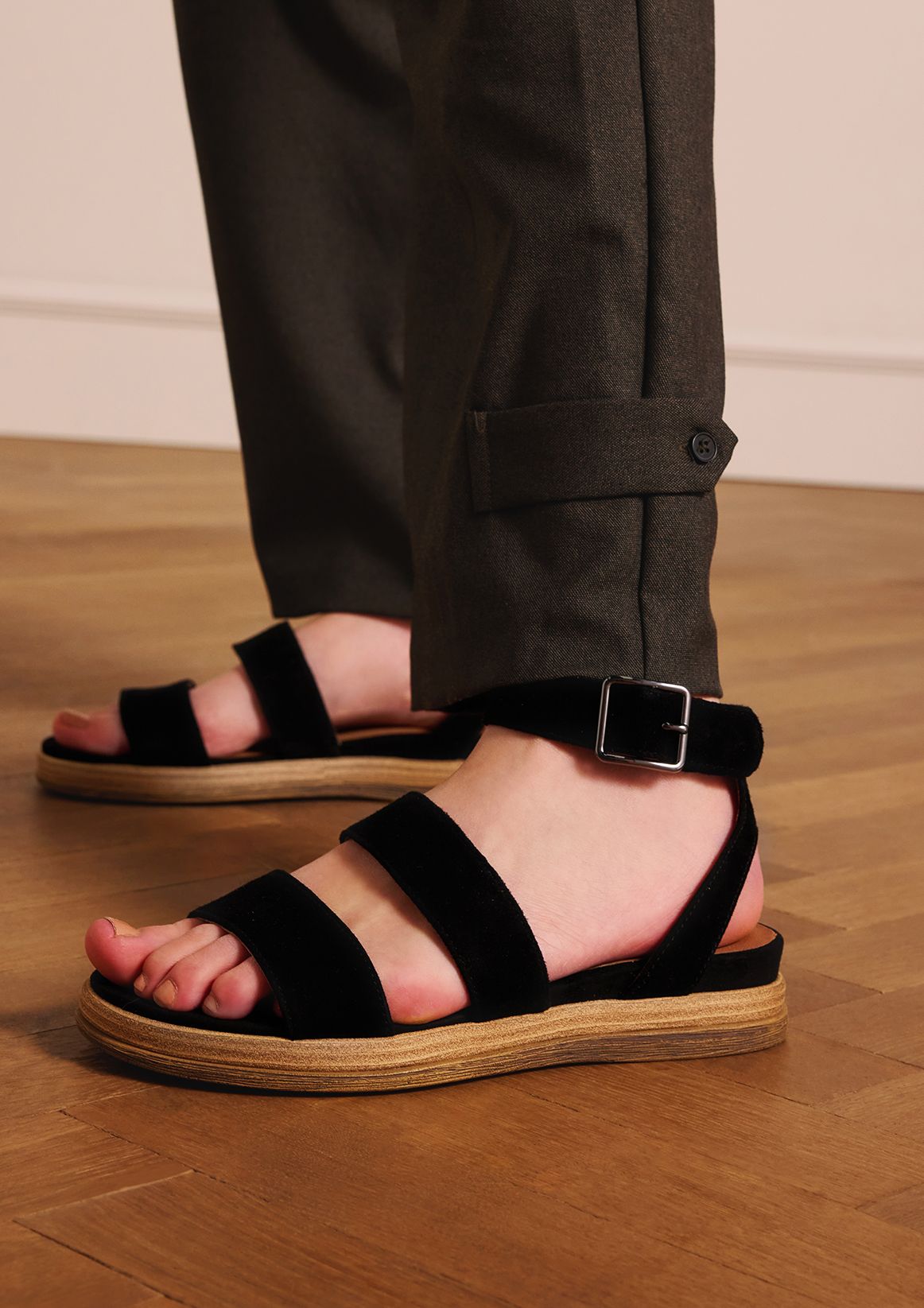 Schwarze Plateausandalen aus Veloursleder