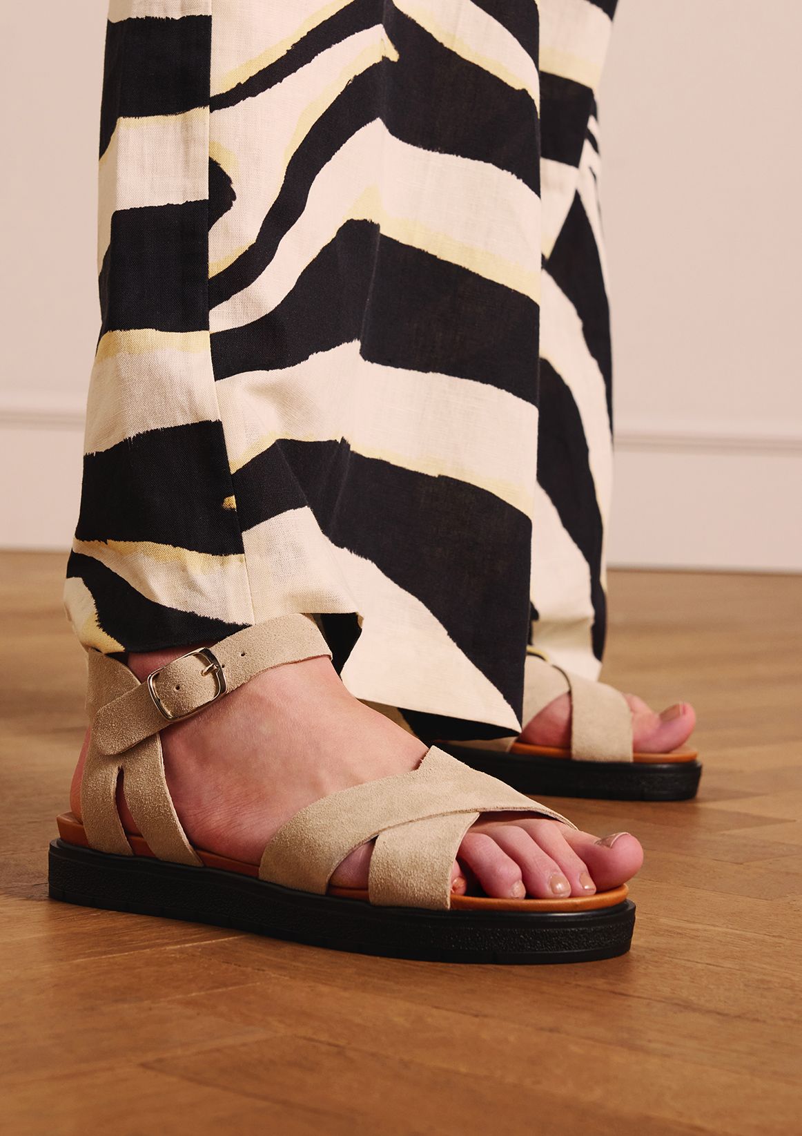 Beigefarbene Veloursleder-Sandalen