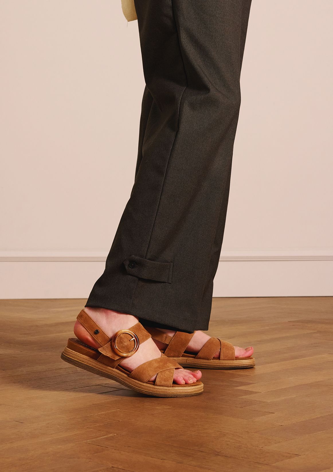 Beigefarbene Plateausandalen aus Leder mit Schnalle