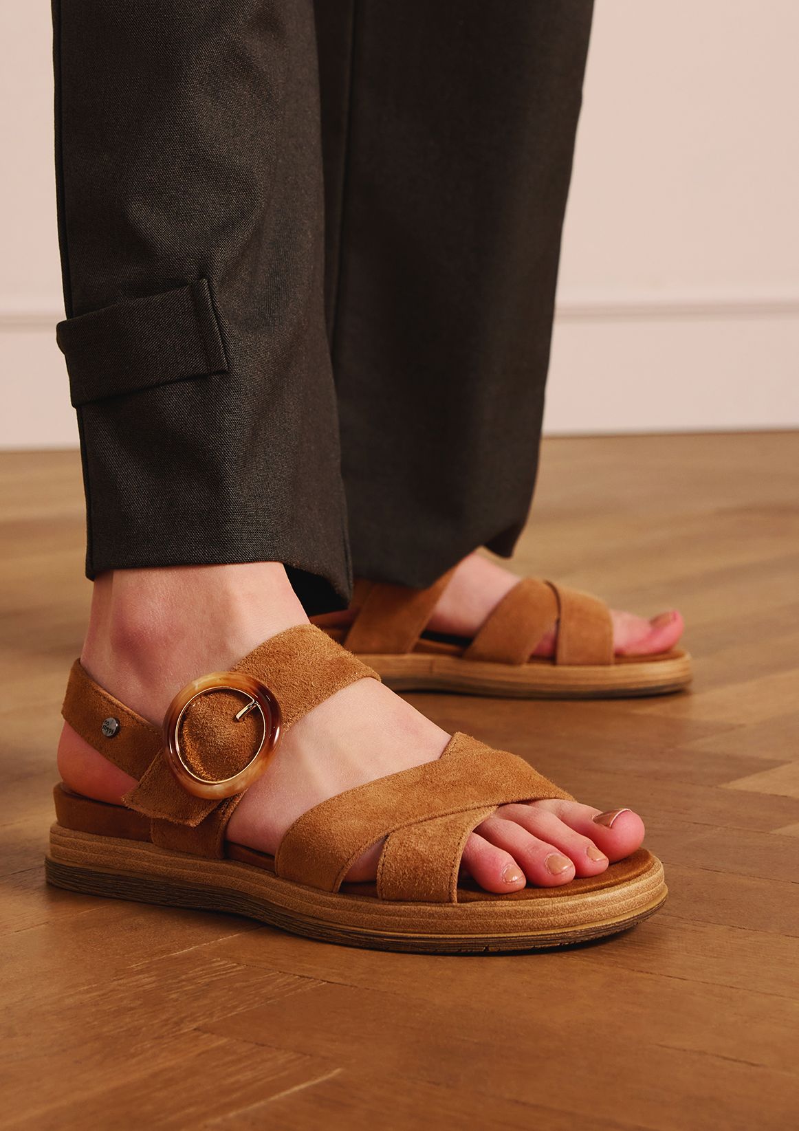 Beigefarbene Plateausandalen aus Leder mit Schnalle