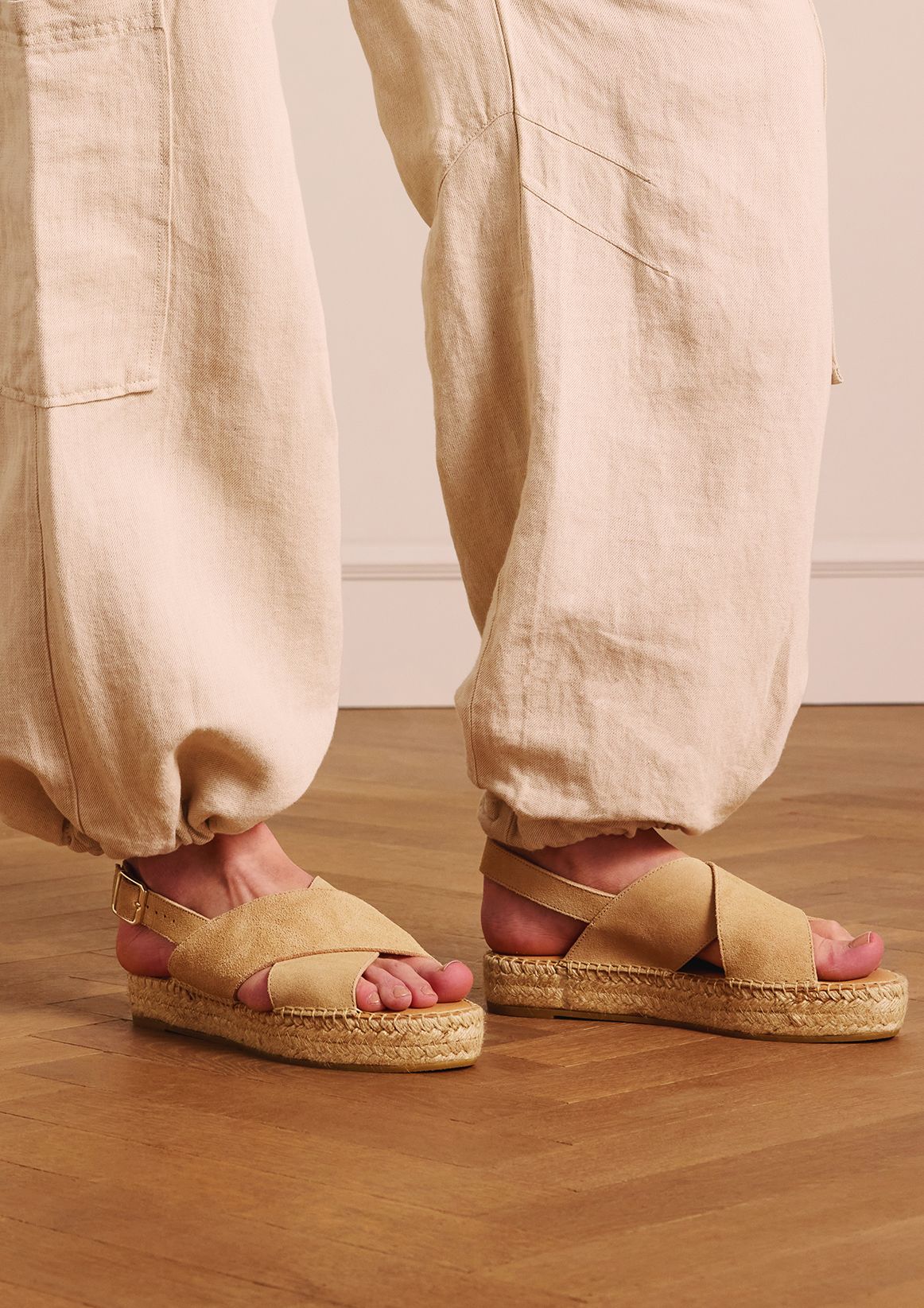 Beige suède sandalen met plateau