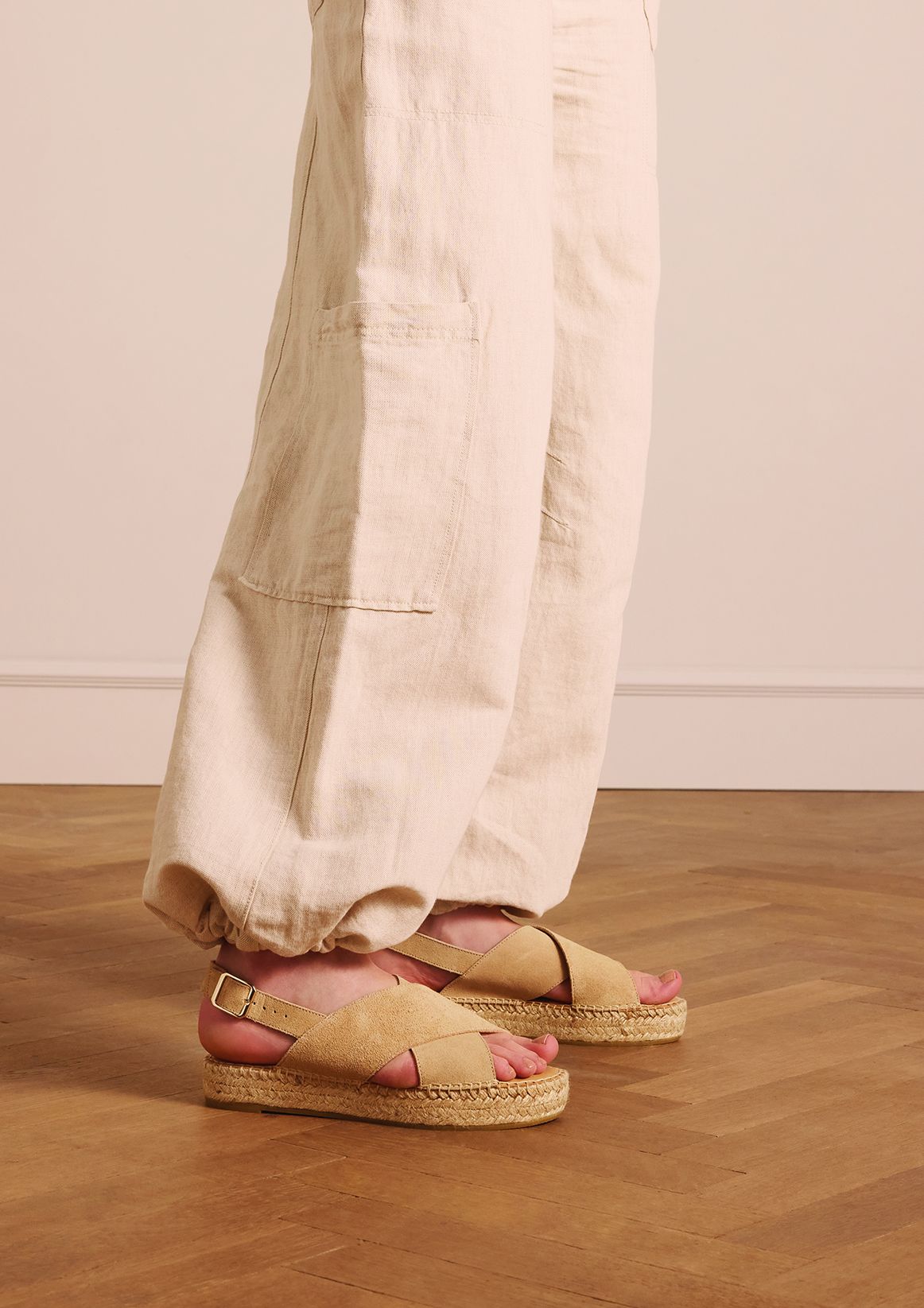 Beige suède sandalen met plateau