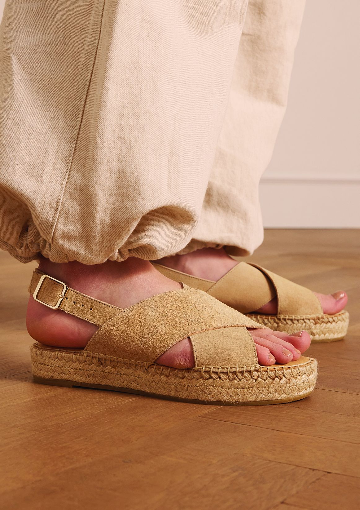 Beige suède sandalen met plateau