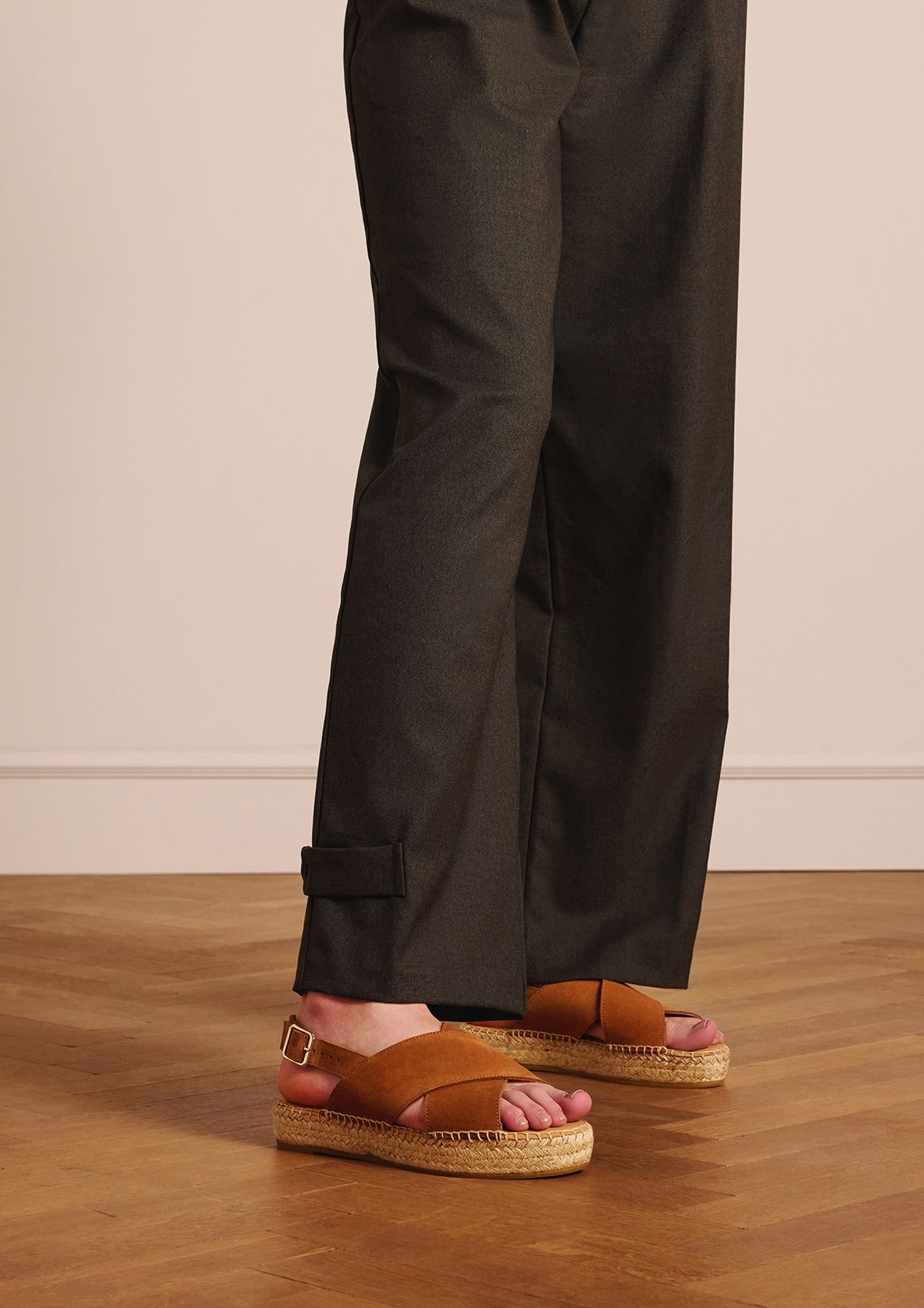 Cognacfarbene Plateausandalen aus Veloursleder