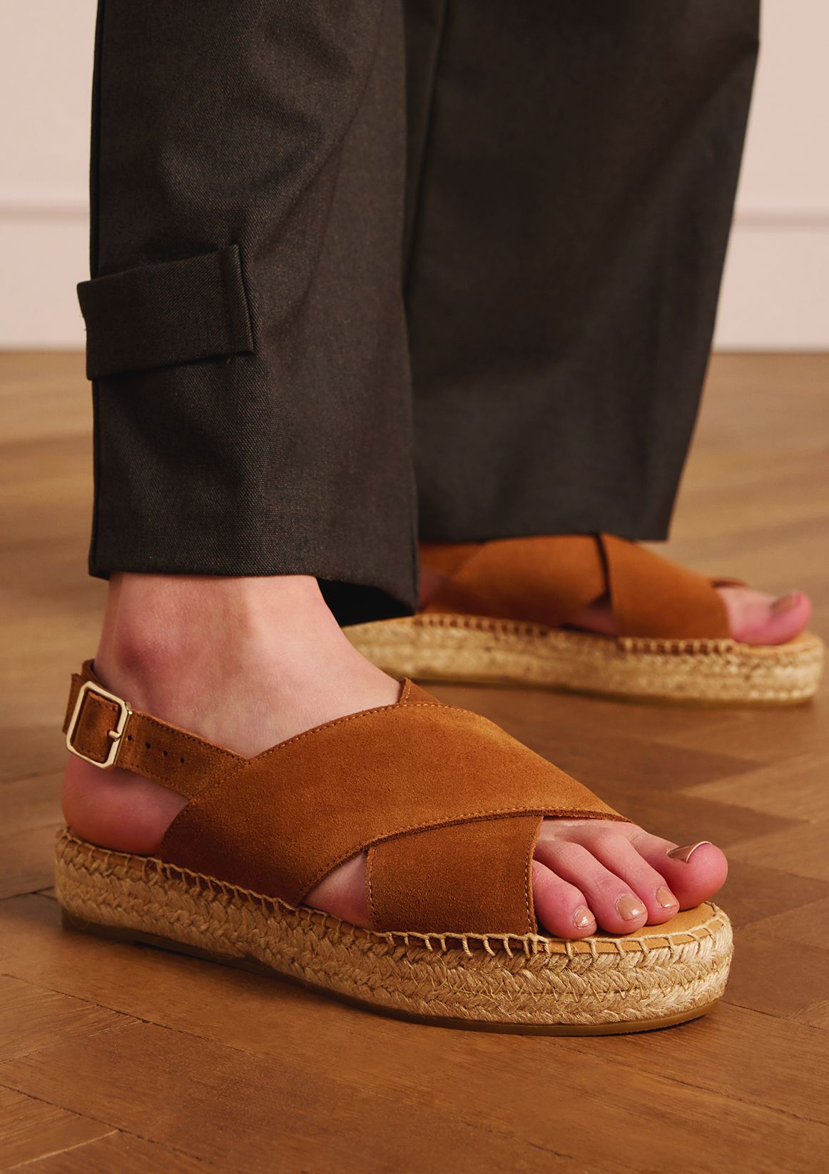 Cognacfarbene Plateausandalen aus Veloursleder
