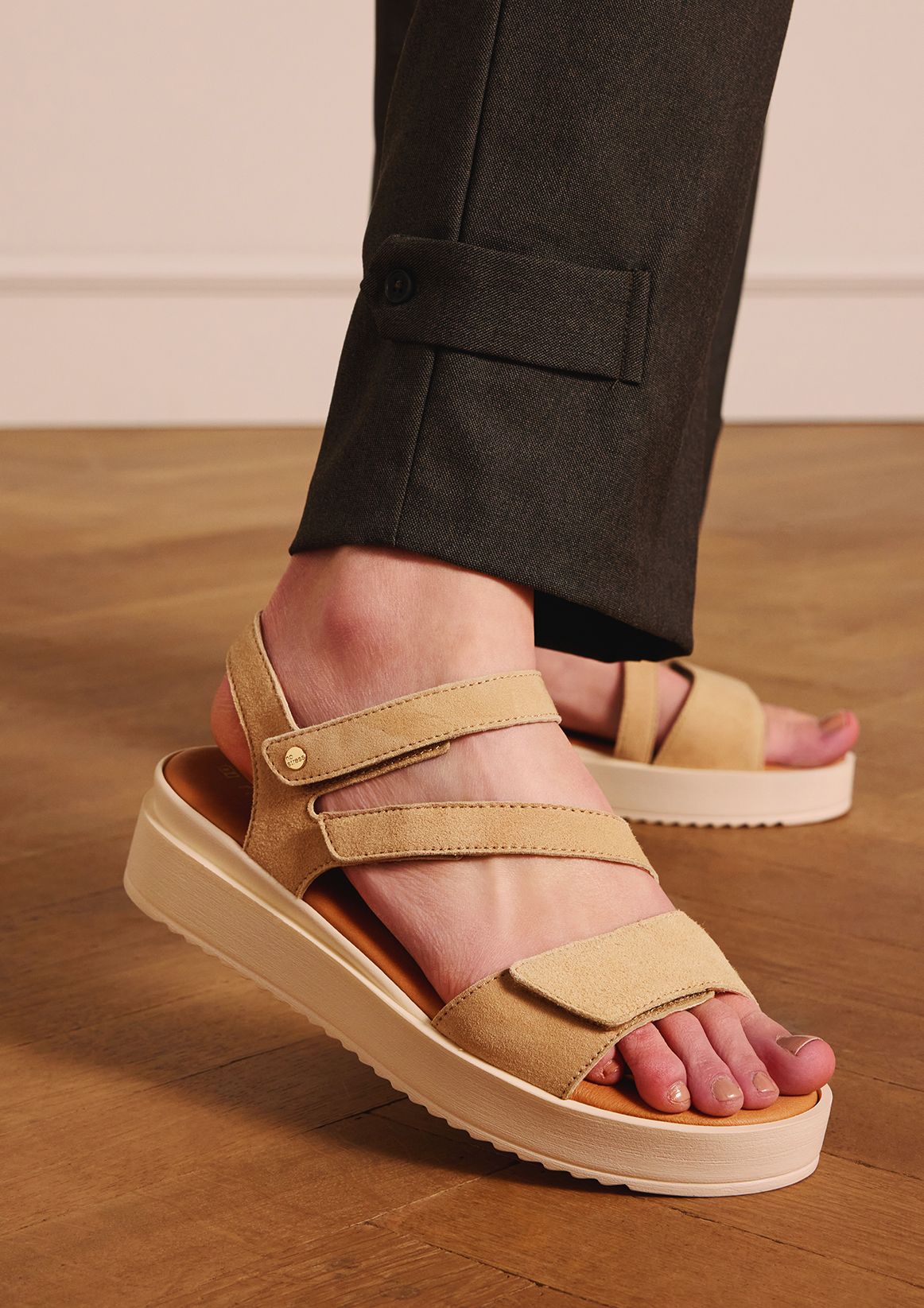 Beige suède sandalen