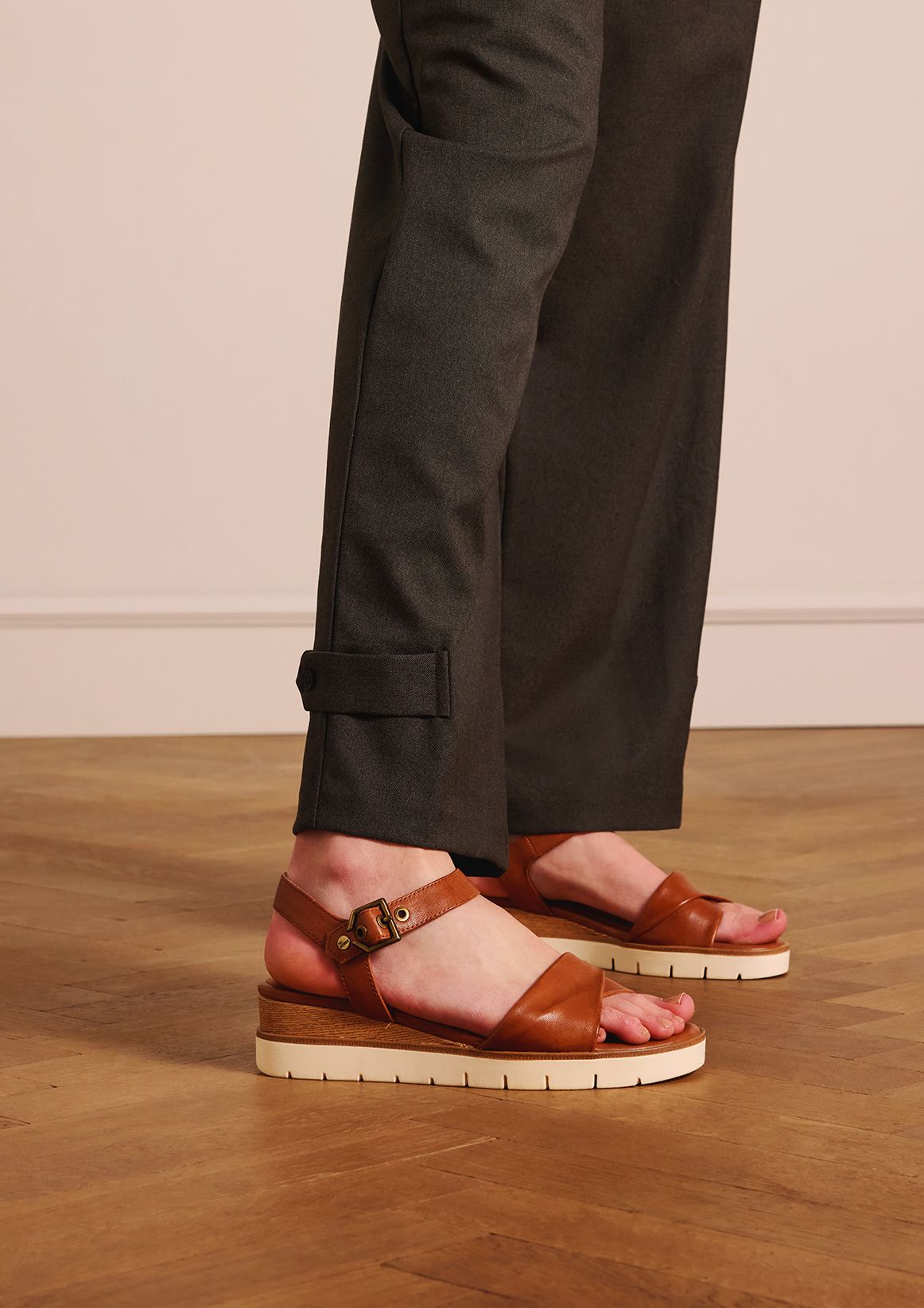 Cognac leren sandalen met witte zool