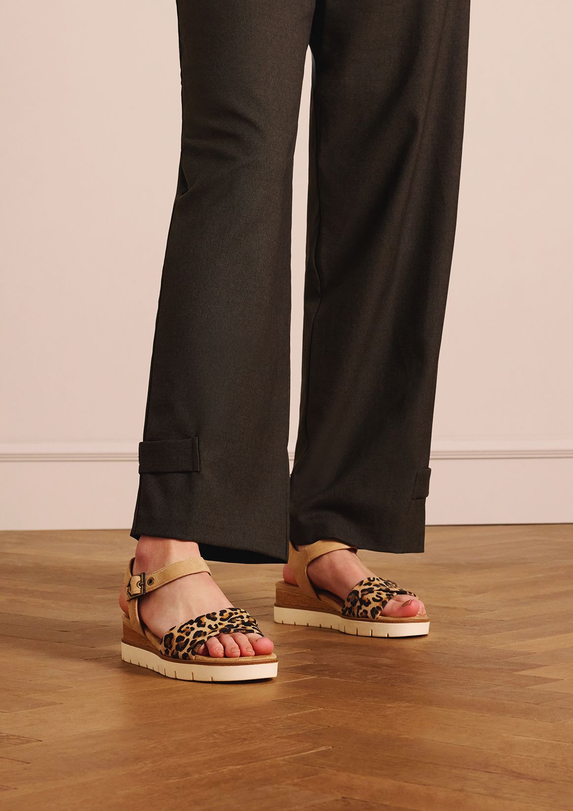 Beige suède sandalen met leopard details
