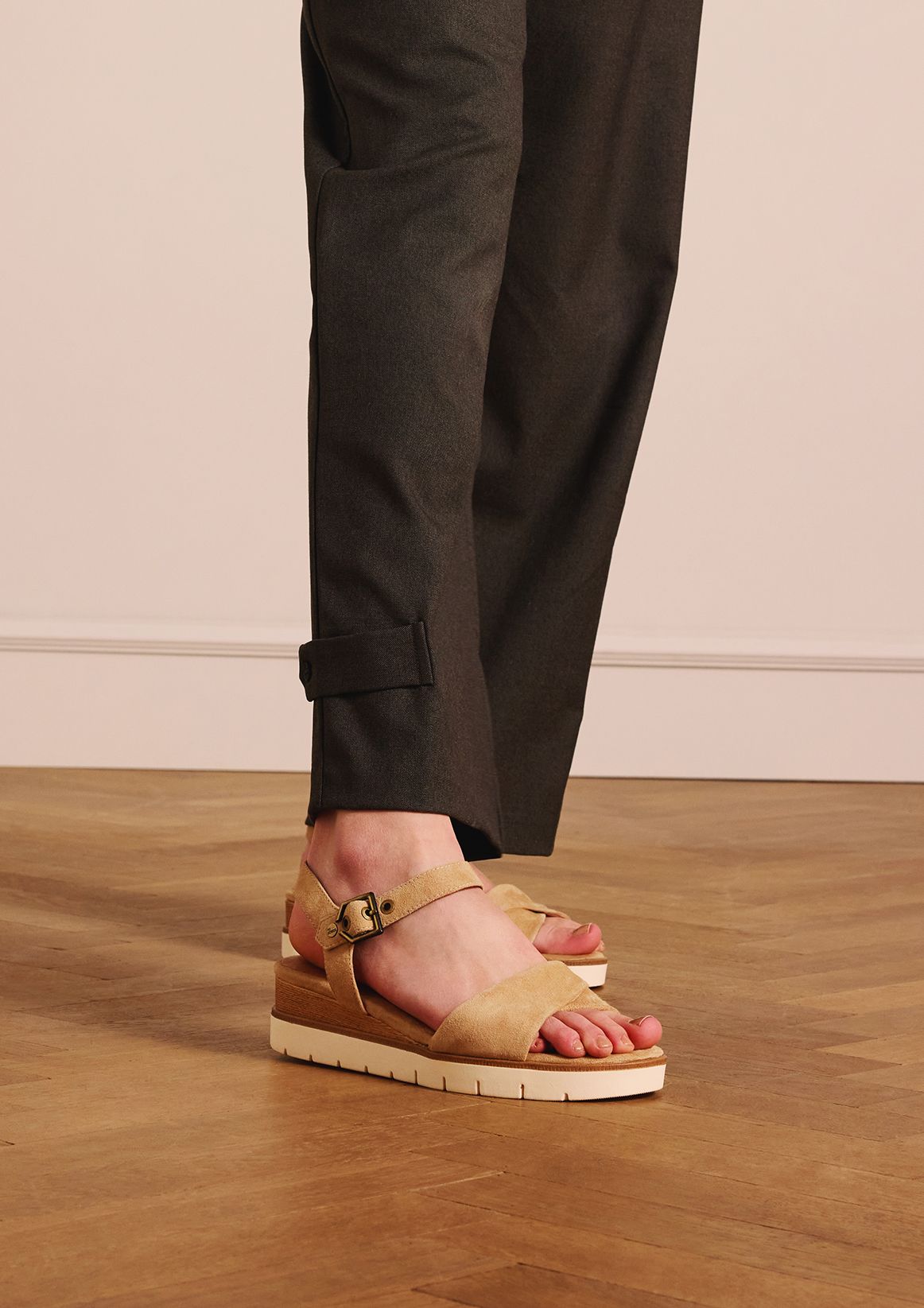 Beige suède sandalen