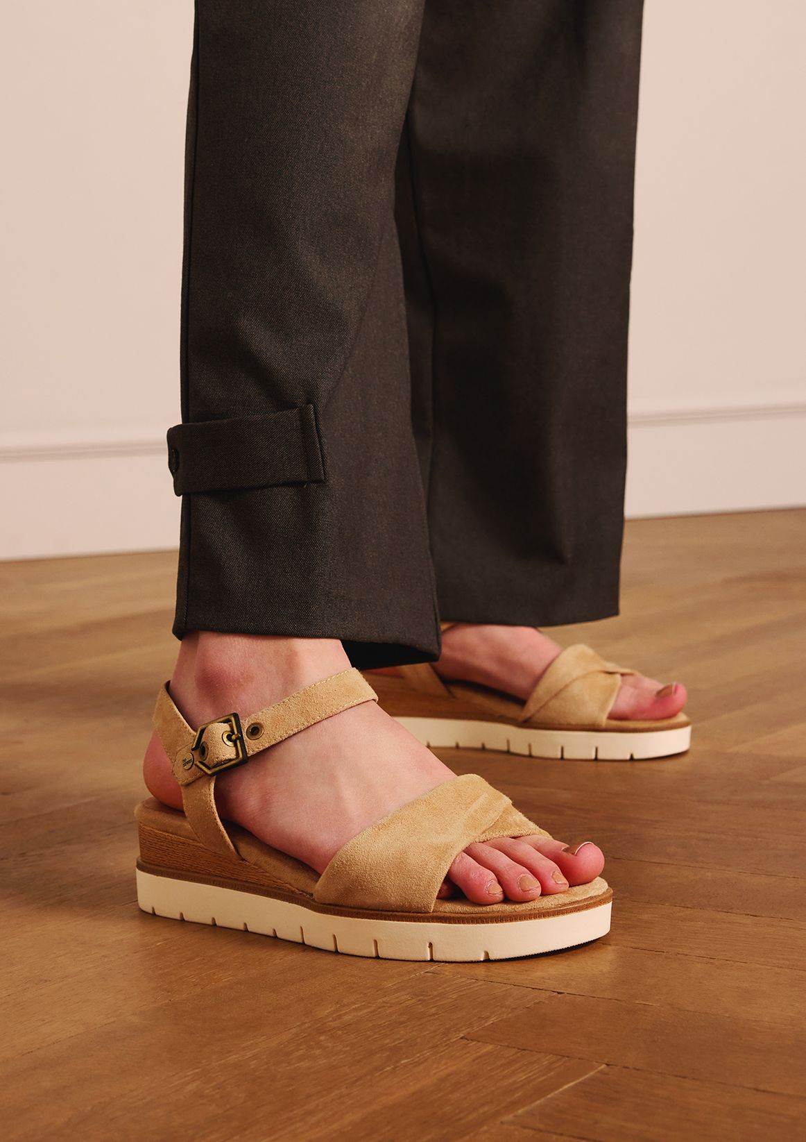 Beige suède sandalen