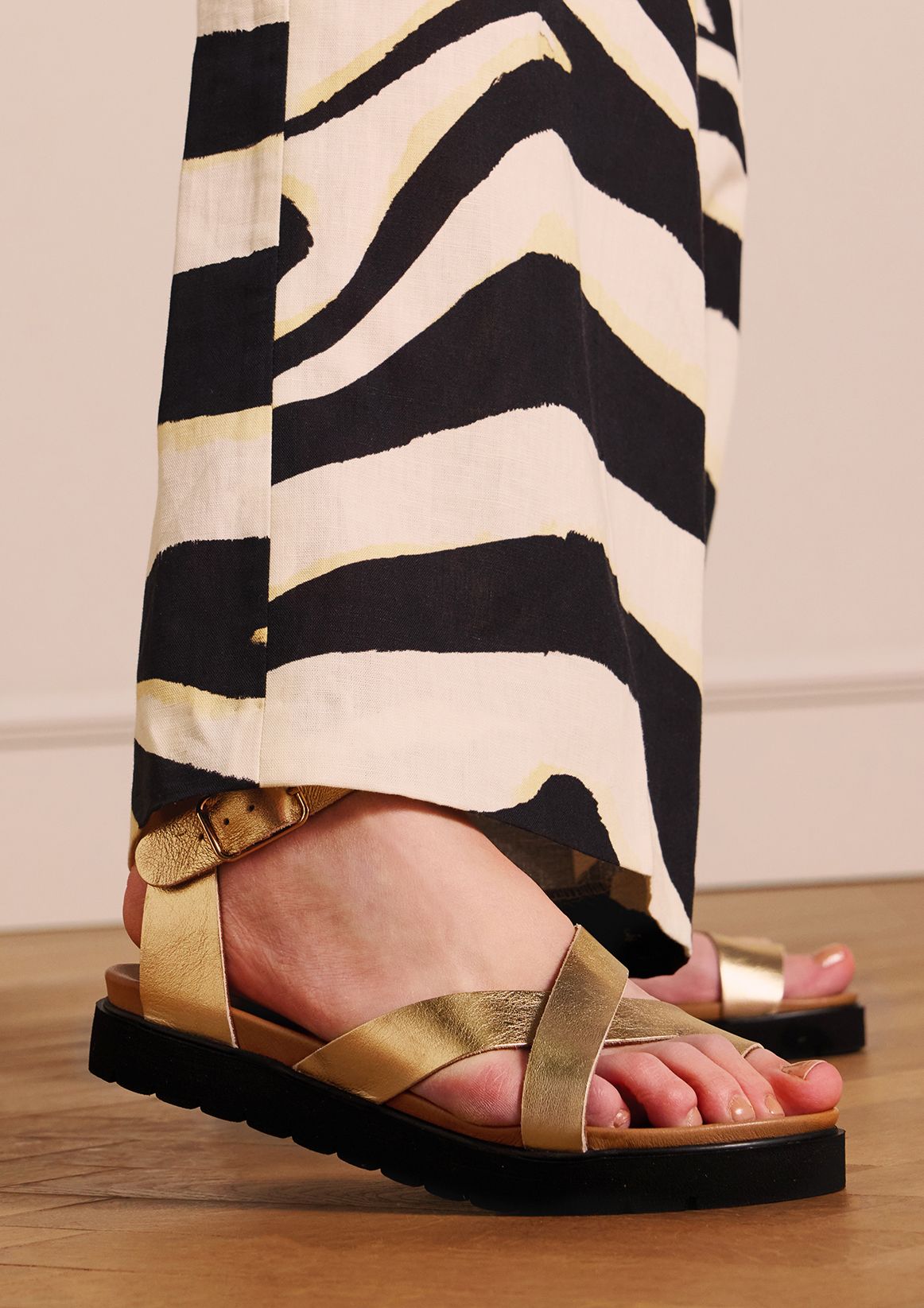 Goldfarbene Plateausandalen aus Leder