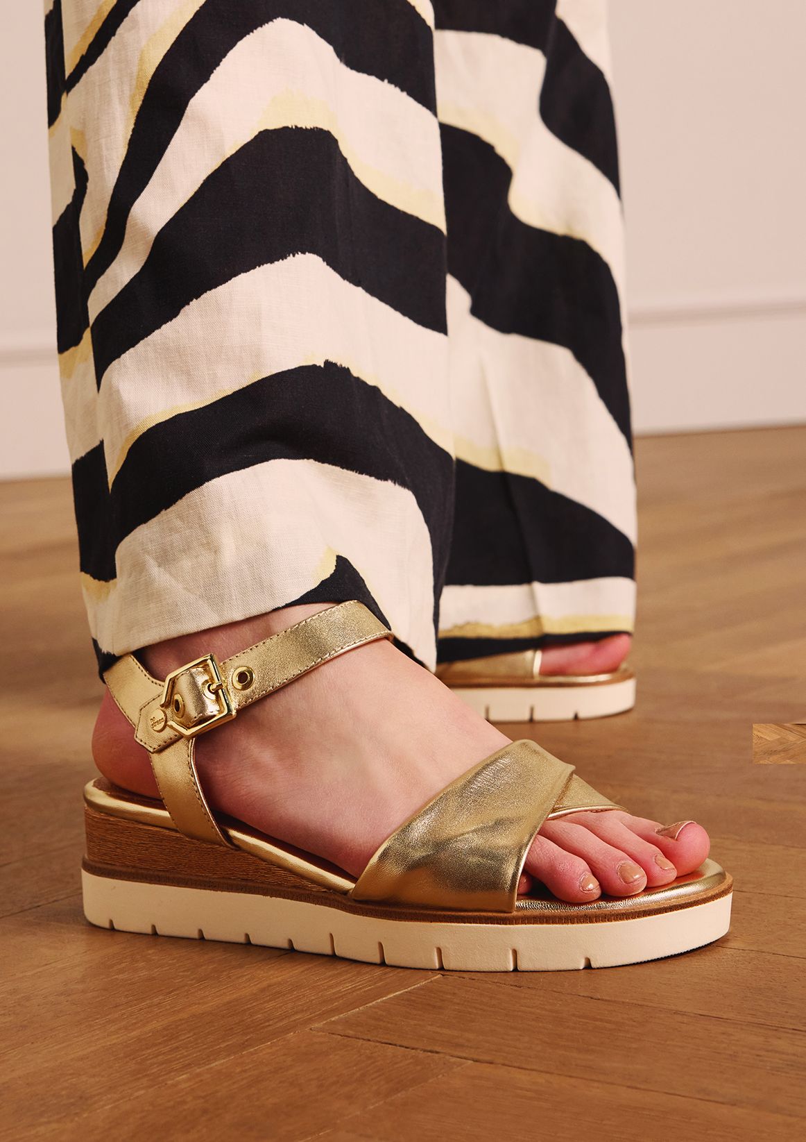 Goldfarbene Leder-Sandaletten
