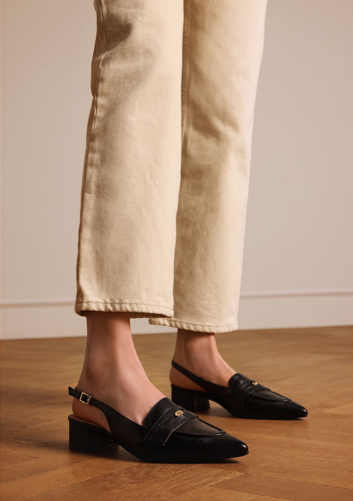 Schwarze Slingbackpumps aus Leder