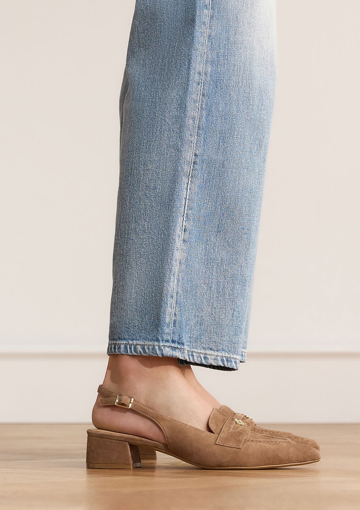 Braune Slingbackpumps aus Veloursleder