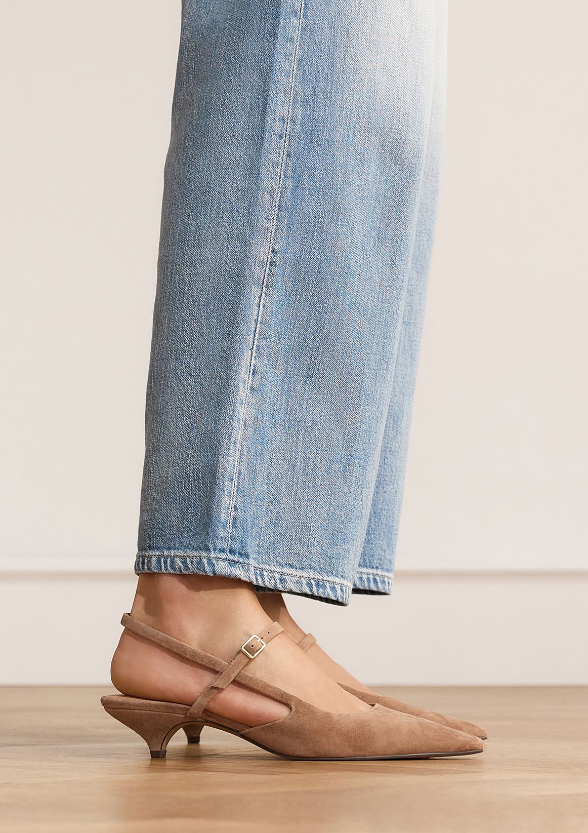 Cognacfarbene Veloursleder-Slingbacks mit Kitten Heel