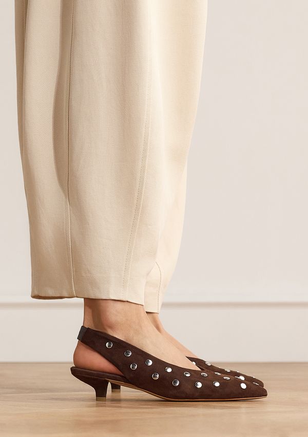 Braune Veloursleder-Slingbacks mit Nieten