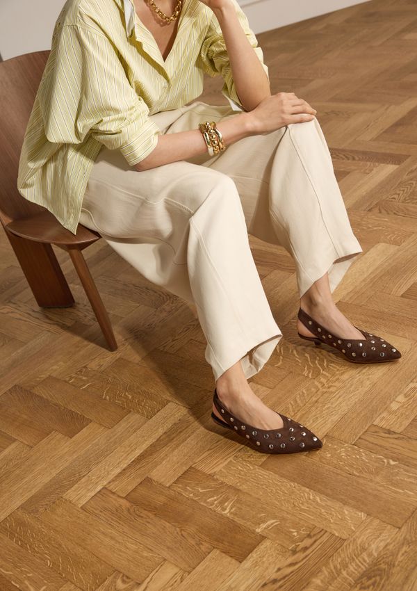 Braune Veloursleder-Slingbacks mit Nieten