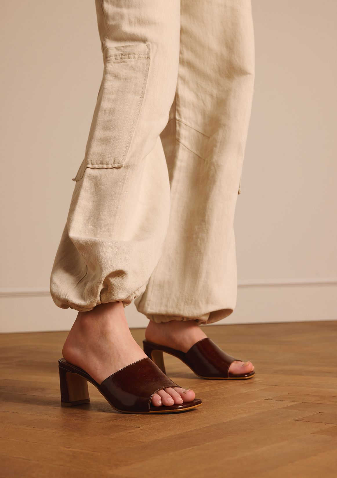 Bruine lakleren sandalen met hak