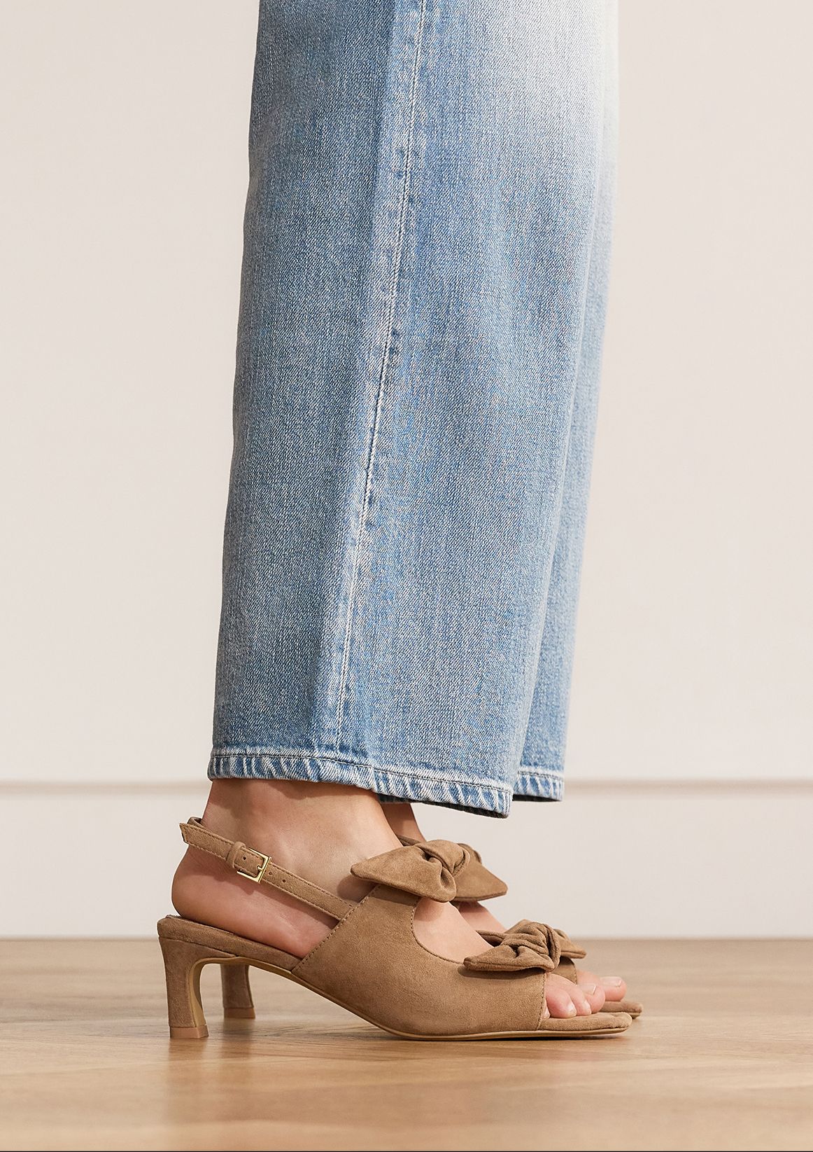 Braune Slingbackpumps aus Veloursleder
