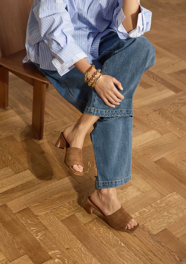 Braune Veloursleder-Sandaletten