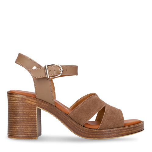 Braune Veloursleder-Sandaletten mit Blockabsatz