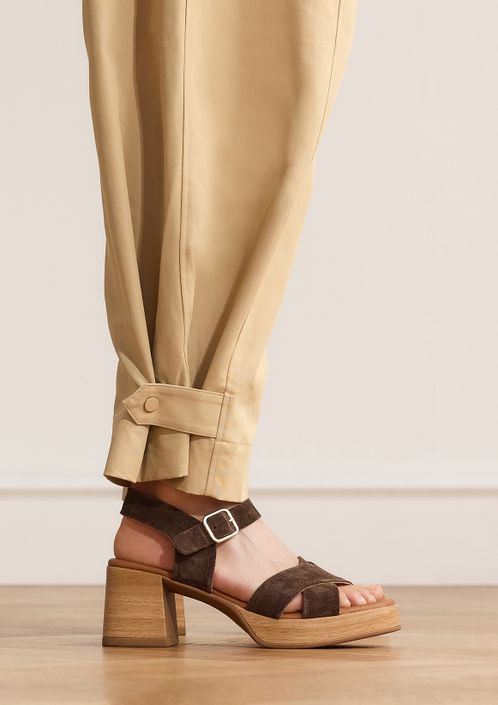 Braune Veloursleder-Sandaletten mit Blockabsatz