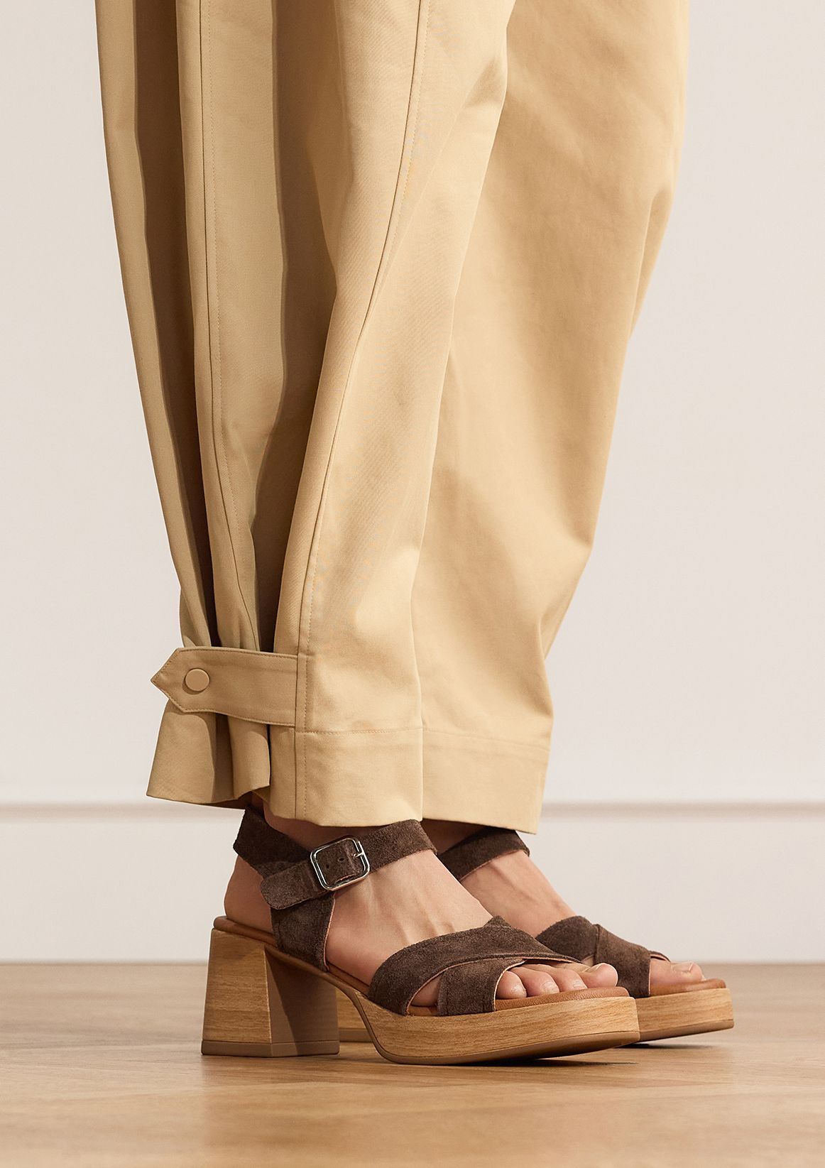 Bruine suède sandalen met blokhak
