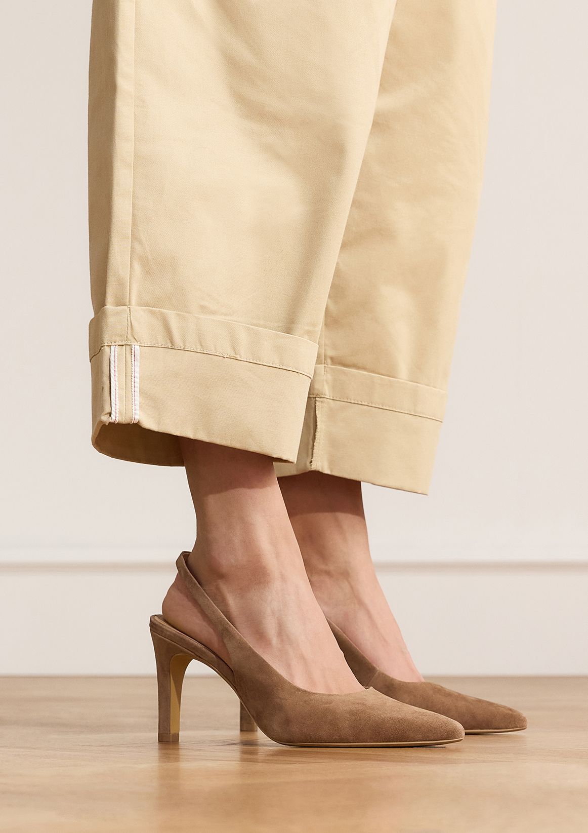 Braune Slingbackpumps aus Veloursleder